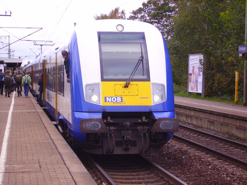 Der Lokf�hrer der NOB beobachtet die ein- und aussteigenden Fahrg�ste