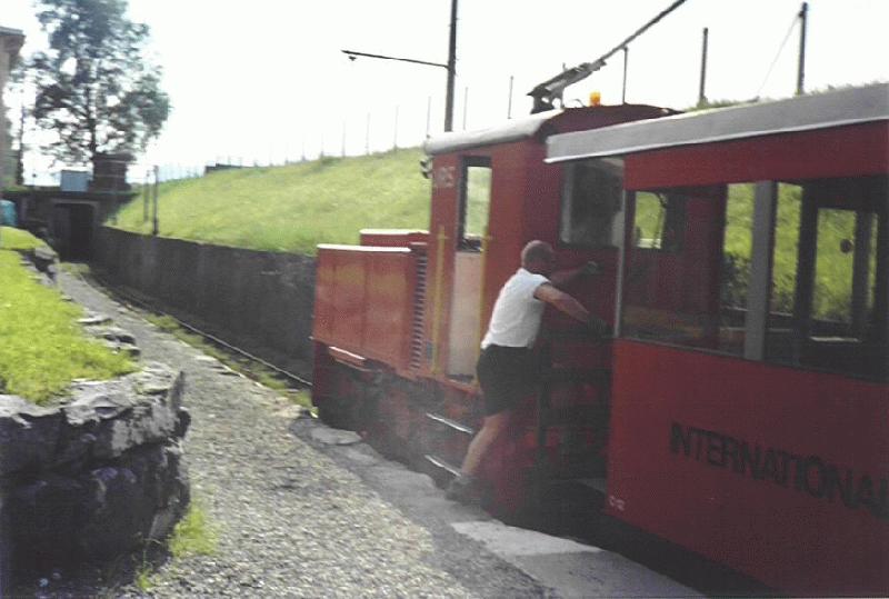 Der Lokfhrer der Urs nimmt den Pantographen ab (am 6.9.02)