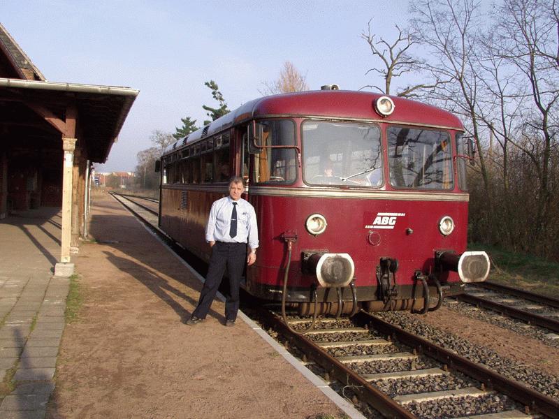 Der Lokfhrer wartet mit seinem Uerdinger-Schienenbus auf die nchste Abfahrt in Richtung Dessau. Aufgenommen am 17.3.2002 im Bahnhof Wrlitz.