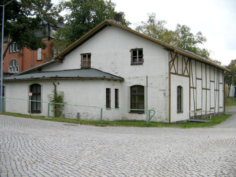 Der Lokschuppen Geyer mit Sozialanbau aus Richtung Schnfeld gesehen. 03.10.07