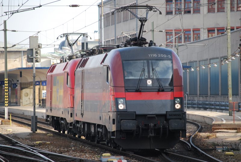 Der Lokzug GYSEV 1116 060 und Railjet 1116 200 aus der anderen Perspektive (Wien West 28.11.2008)
