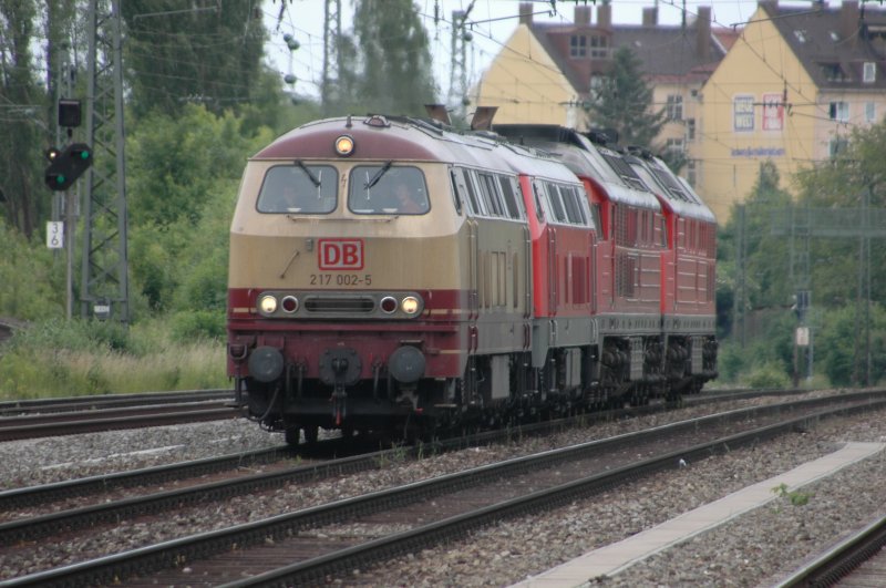 Der Lokzug Lz 69220 mit 217002+217017+233xxx+233588 aus Mhldorf nach Mnchen Nord am 15.06.08 am Heimeranplatz