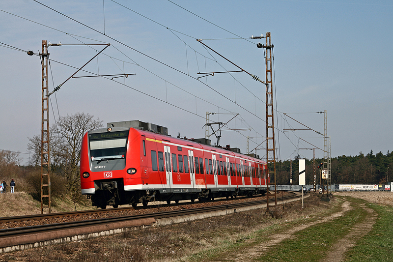 Der Ludwigshafener 425 613 ist am 21. Mrz 2009 als RB 18613 von Mannheim nach Karlsruhe zwischen Neuluheim und Waghusel unterwegs.