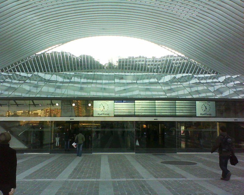 Der Ltticher Bahnhof in Belgien der sehr einem Flughafen hneld.