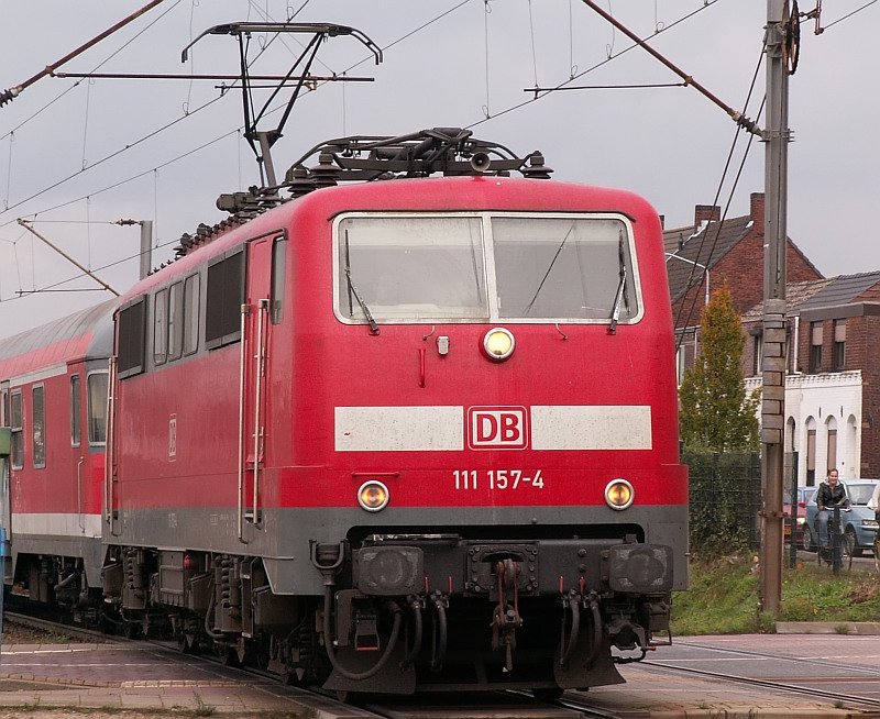 Der Maas-Wupper Express verlsst Venlo in Richtung Hamm. Diesesmal waren an beiden Enden des Zuges Lokomotiven eingespannt. Am anderen Ende hing eine BR 110. Das Foto stammt vom 05.10.2007