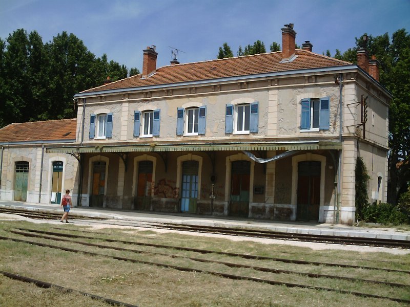 Der malerische, leider ein wenig heruntergekommende Bahnhof von Brignols. Er wird nur noch von der Museumsbahn aus Carnoules angefahren.
