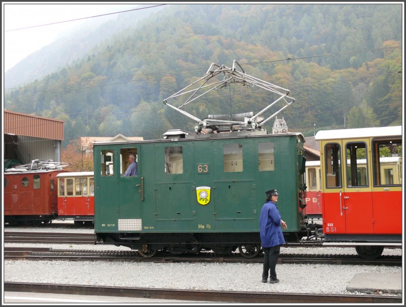 Der Mann mit Pfeife rangiert He 2/2 63  Silberdistel  ans Abfahrgeleise in Wilderswil. (12.10.2007)