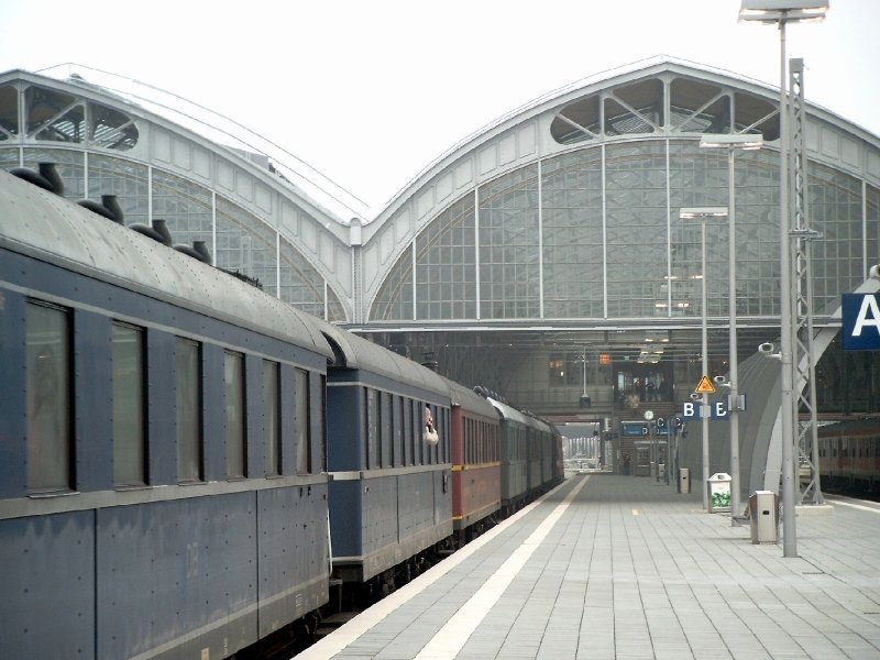 Der  Marzipan-Express  der Berliner Freunde von  Berlin macht dampf  fhrt auf Gleis 5 ein.
Lbeck Hbf (22.12.2007)