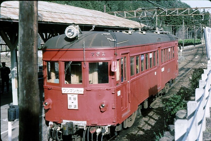 Der Meitetsu-Konzern. Das umfangreiche Strassen- und Ueberlandstrassenbahnnetz (Gleichstrom 600V) der Meitetsu um die Stadt Gifu herum ist leider 2001-2005 vollständig stillgelegt worden. Hier ist eine Erinnerung an den Wagen 752 (Serie von 10 Wagen, Baujahr 1928/9) im Wallfahrtstädtchen Tanigumi, 28.März 1985. 