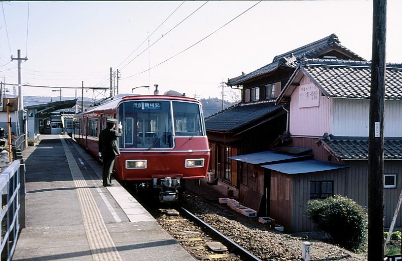 Der Meitetsu-Konzern. Diese Komposition Serie 5400 (gebaut 1986/87)hat das Dorf Mitake erreicht; der Wagenführer kontrolliert pflichtgemäss mit erhobenem Zeigefinger, dass das Fahrziel für die Rückfahrt korrekt angezeigt ist. Diese Strecke dürfte bald eingestellt werden. 3.Februar 2007. 