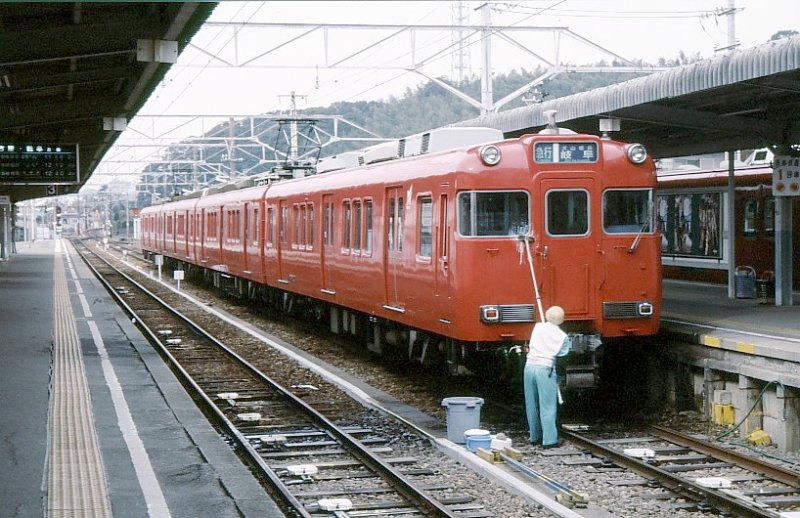 Der Meitetsu-Konzern. Wagen 6030 (Zug Serie 6000, gebaut 1976-1985) hat die Endstation Kôwa erreicht; nun werden ihm die Fenster gereinigt. Kôwa, 21.Januar 2007.