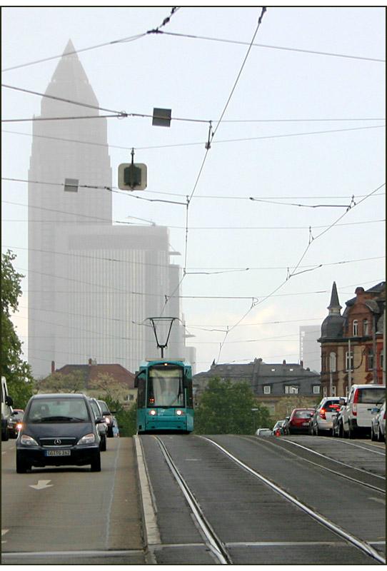 Der Messeturm im Dunst -

Ein S-Triebwagen auf der Friedensbrücke über den Main kurz vor einem Regenschauer. 

01.06.2006 (M)