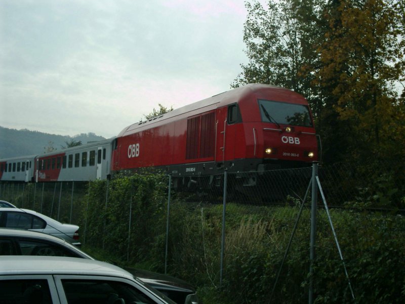 Der Messezug mit Herkules 2016 063-6, einem normalen CityShuttle-Wagen und einem Steuerwagen f�hrt von der Station Wels Messe retour zum Hauptbahnhof. [21.10.06]
