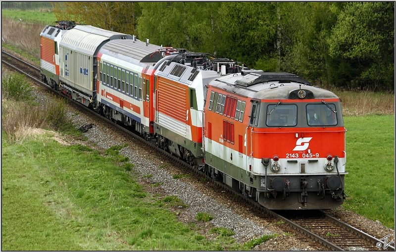 Der Messzug fr Drehgestellmessfahrten, bespannt mit den beiden E-Loks 1014 002 + 013 wird von der Diesellok 2143 045 von Pls  nach Zeltweg gezogen. 
Zeltweg 23.04.2009