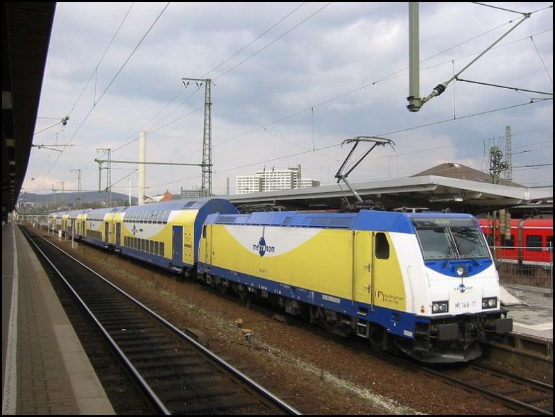 Der metronom Gtingen - Uelzen steht am 14.04.2006 mit ME 146-17 abfahrbereit im Bahnhof von Gttingen.
