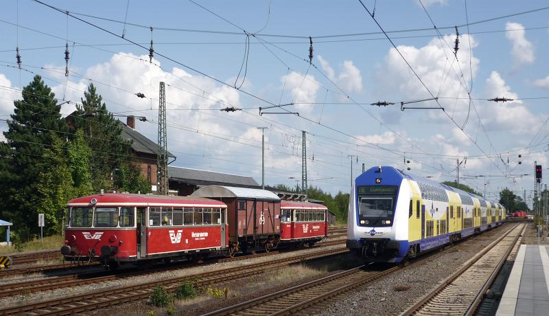 Der metronom nach Cuxhaven fhrt in den Bahnhof der Hansestadt Stade ein. Whrenddessen wartet der Moorexpress auf seine nchste Fahrt nach Bremen. Stade, 2009-08-22.