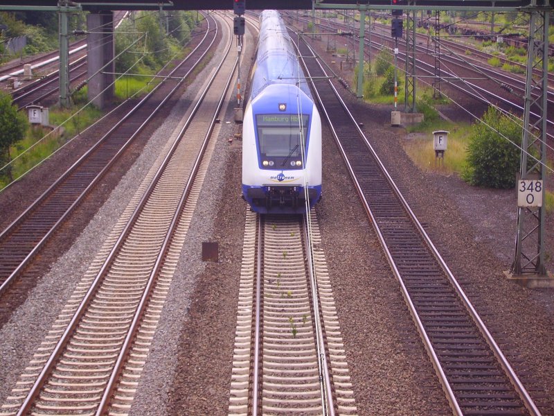 Der Metronom nach Hamburg Hbf donnert durch Hamburg-Wilhelmsburg. 01.07.07