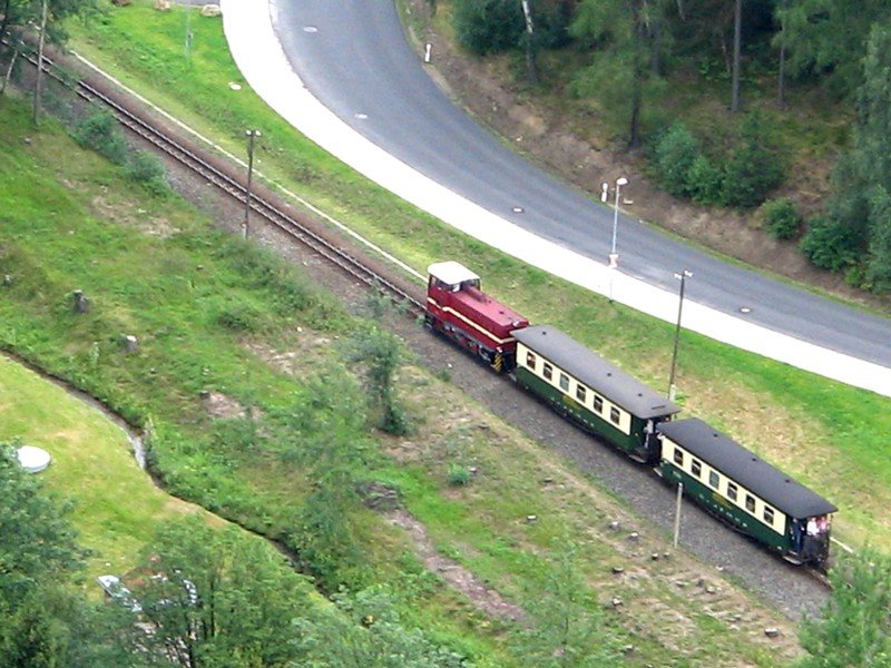 Der mit einer LYd2 bespannte Personenzug ist von Oybin nach Bertsdorf unterwegs, fotografiert wurde vom Aussichtspunkt auf dem Oybin, 11.08.07