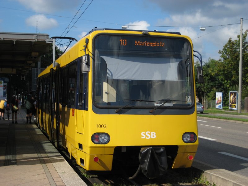Der mit einer Matrixanzeige ausgerstete ZT 4 1003 der Zahnradbahn Marienplatz-Degerloch beim Albplatz Degerloch.