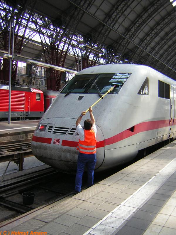 Der Mitarbeiter der BRG mute sich am 30.06.2005 mit der Reinigung
der Frontscheiben von 401 575 beeilen, da dieser als ICE 579 nach
Stuttgart eigentlich schon seit 6 Minuten den Frankfurter Hauptbahnhof in Richtung Schwabenmetropole verlassen haben sollte, 
als er in die Bahnhofshalle einfuhr.