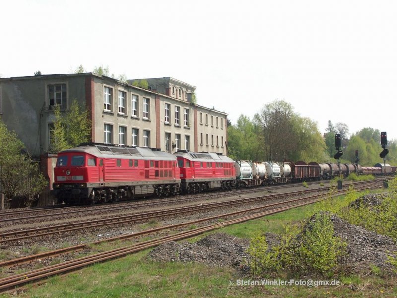 Der mittgliche Gterzug gen Norden passiert Oberkotzau mit der alten Fabrik. An diesem Montag im April 2009 sind sogar 2 232er am Zuge....