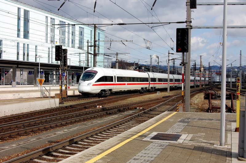 Der mittgliche ICE-T Wien - Frankfurt macht Linz seine Aufwartung. Das Angebot der DB/BB, ist nach Ablauf der ersten 100 Tage, wie man liest, ein voller Erfolg. 