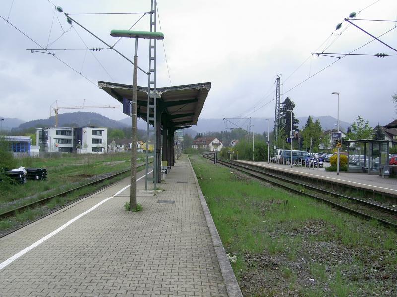 Der Mittelbahnsteig links mit dem heutigem Gleis 2 und mittig lag einmal das Gleis 2 ganz rechts liegt Gleis 1