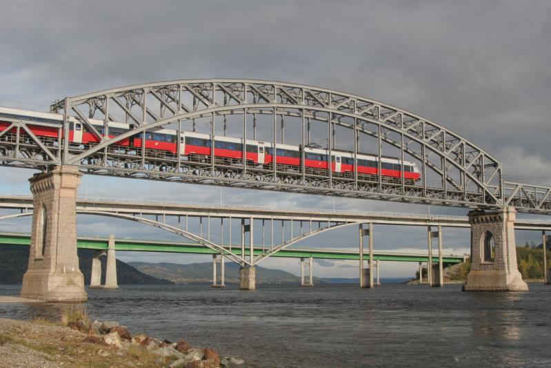 Der mittlere Bogen der Miniesundbr�cke. Es fahlt jetzt nur noch der historsiche raddampfer D/S  Skibladner . Minnesund, 04.10.2009