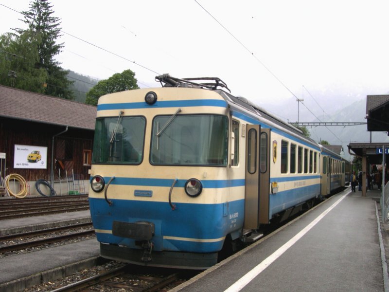 Der MOB Triebzug Be 4/4 5002 steht am 09.07.2005 als R-Zug zur Abfahrt in Lenk bereit. Der Ersatz fr diese Fahrzeuge ist uns brigens zwischen Lenk und Zweisimmen schon begegnet.