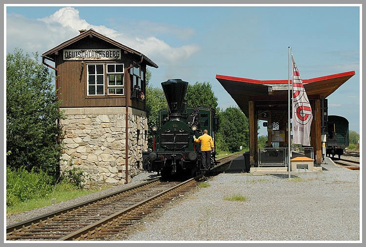 Der moderne Bahnsteig des Bahnhof Deutschlandsberg mit dem alten, erhalten gebliebenen Blockstellwerk. 671 am 30.6.2006 nach der Ankunft mit ihrem SPz 8531 von Graz beim Strzen.