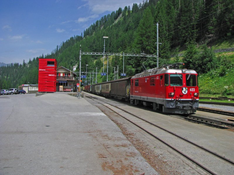Der Morgen des 22.Juli 2009 brachte berraschend krftige Farben mit sich, wozu natrlich auch das Unesco-Trmli einiges beitrug. Ge 4/4 II 622 ist derweil mit einem Gterzug bergwrts unterwegs und legt in Bergn/Bravuogn eine kurze Pause ein. 