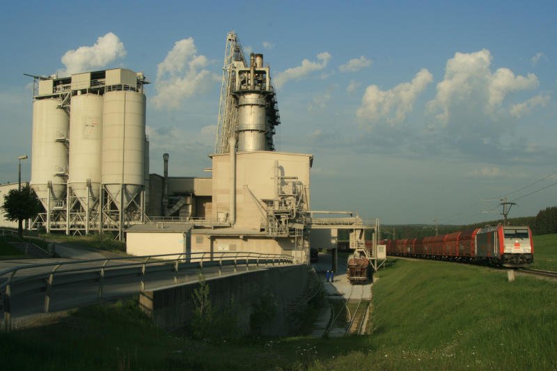Der morgendliche Leerzug hat am 27.05.2009 das Kalkwerk Hornberg erreicht. 185 640 und 185 641 �bernehmen dann einen beladenen Kalkschotterzug und bringen ihn zum Rangierbahnhof Blankenburg/Nord. Auf der 22 km langen Strecke m�ssen dann 503 H�henmeter �berwunden werden. Zun�chst 125 H�henmeter bergab, dann 99 H�henmeter bergauf und danach 279 H�henmeter �ber die Steilstrecke bergab ins Harzvorland. 