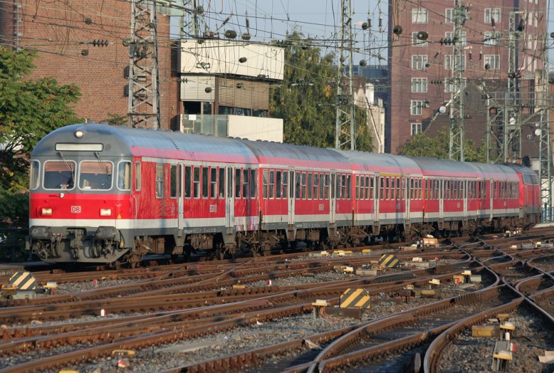 Der morgendliche RE12 aus Trier nach Kln Messe/Deutz fhrt gerade mit fnf, teilweise klotzgebremsten Silberlingen wie man hrte, in den Klner HBF mit 218 151 ein, aufgenommen am 27.09.2009