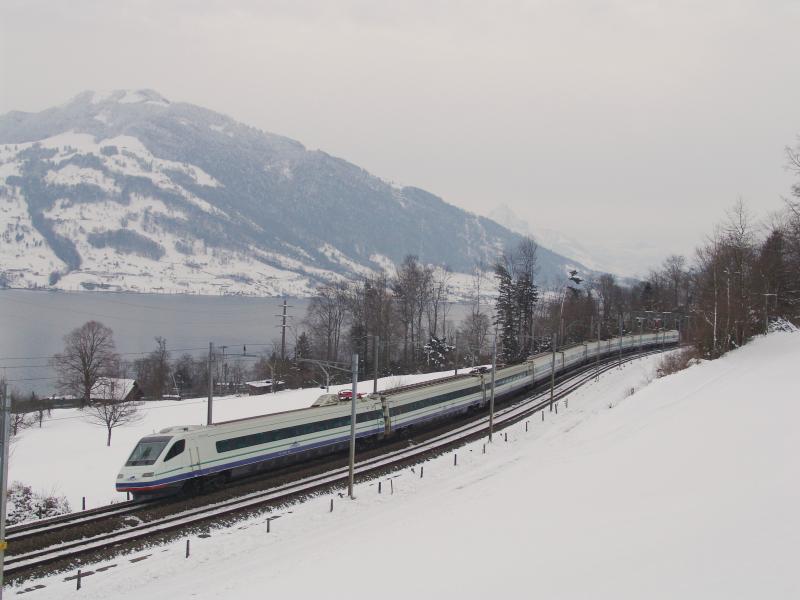 Der morgentliche CIS der ber die Sdbahn geleitet wird, fhrt hier am 19.2.05 auf dem Streckenabschnitt Immensee - Arth-Goldau. Im Hintergrund ist der Zugerberg wie auch der Zugersee zu sehen