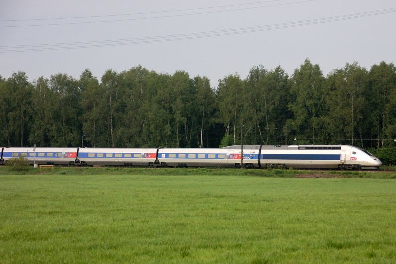 Der morgentliche TGV M�nchen - Paris bei Mindelaltheim KBS 980 Augsburg-Ulm. Hinter dem Triebkopf Wagen der 2.Klasse. 28.06.2008 .