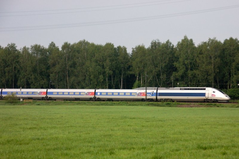 Der morgentliche TGV Mnchen - Paris bei Mindelaltheim KBS 980 Augsburg-Ulm. Hinter dem Triebkopf Wagen der 2.Klasse. 28.06.2008 .