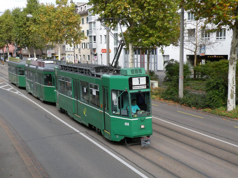 Der Motorwagen 494 fhrt mit seinen zwei Anhngern von der Haltestelle Hegenheimerstrasse Richtung Bahnhof SBB. Die Aufnahme stammt vom 11.10.1009