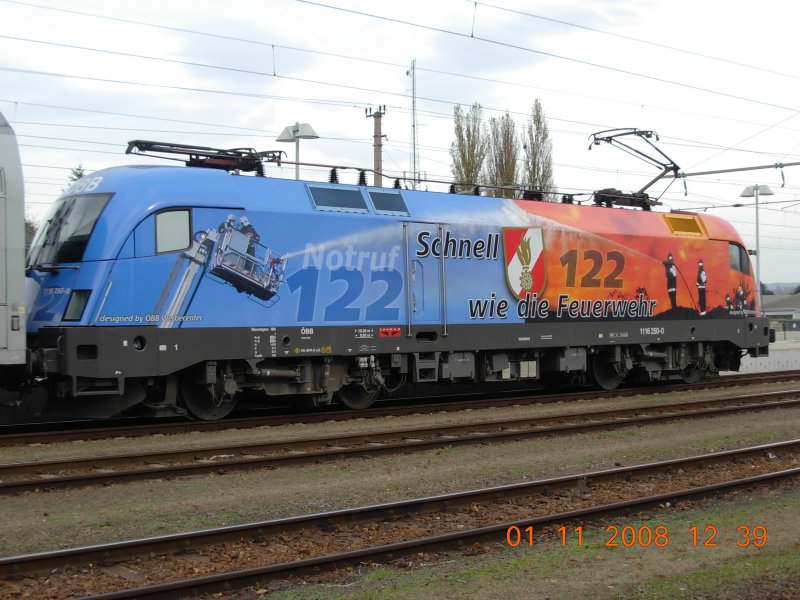 Der Mozart-Nachfolger  Schnell wie die Feuerwehr  war am 1.11.2008 mit dem R 2212 nach Satov unterwegs. Das Foto wurde im Bahnhof Stockerau whrend eines zweimintigen Aufenthaltes aufgenommen.