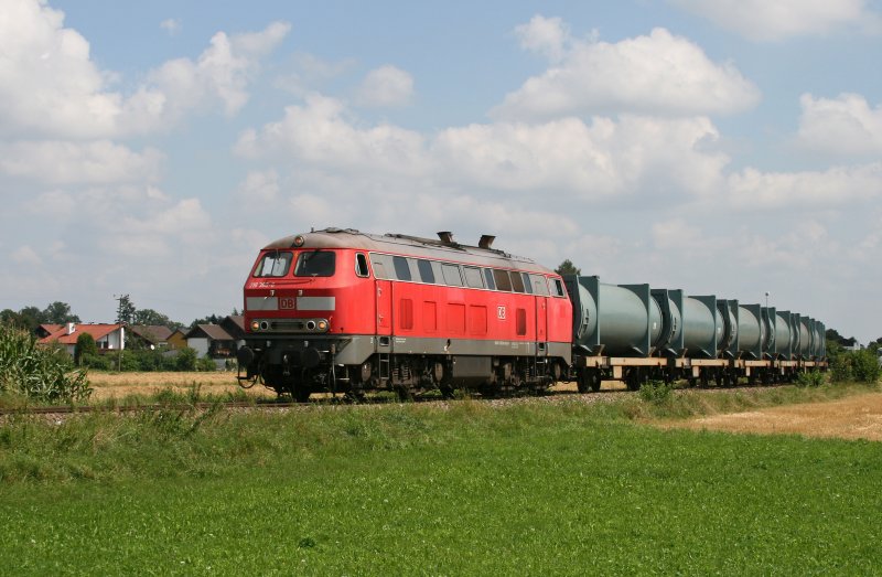 Der Mllzug 56516 ist seit einiger Zeit planmig mit einer Lok der Baureihe 218 unterwegs. Am 06.08.2009 hatte 218 360 die Aufgabe, ihn nach Mhldorf zu bringen, hier bei Tling.