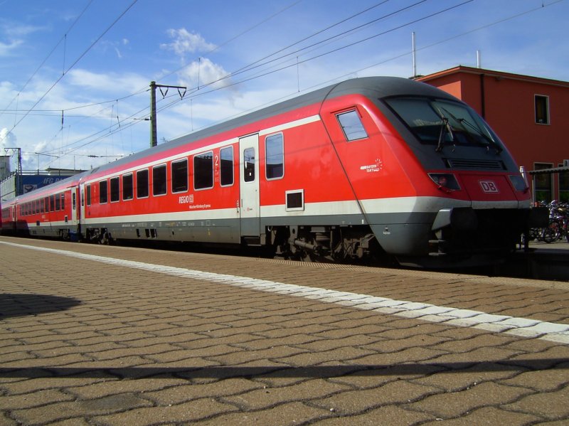 Der Mnchen Nrnberg Express am 04.08.2008 auf Gleis 1 in Ingolstadt Hbf. 