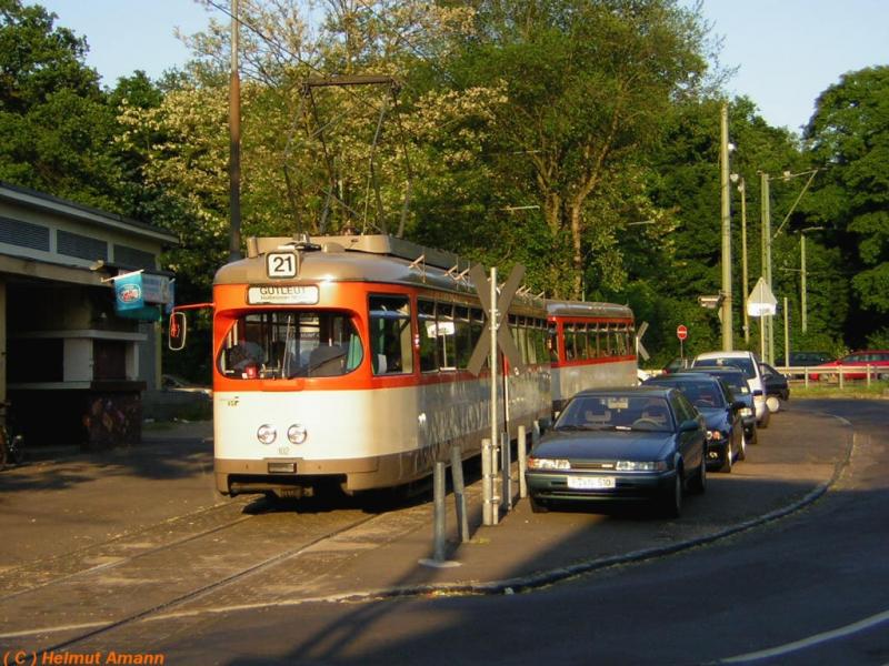 Der Musemszug mit M-Triebwagen 102 (ex 602) und m-Beiwagen 1804 
hatte am 28.05.2005 auf dem 5. Zug der Linie 21 seinen Dienst fast
beendet und wartete in der Abendsonne an der Wendeschleife am Oberforsthaus auf die Abfahrt als Ausschieber zum Betriebshof, 
wie am Zielschild zu erkennen ist.