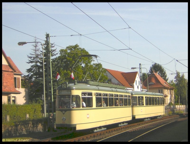 Der Museumszug der Bauart L-l, bestehend aus dem Triebwagen 124 (ex224) und dem Beiwagen 1242, wurde von der Verkehrsgesellschaft Frankfurt am Main (VGF) in der Farbgebung der f�nfziger Jahre umlackiert, wie die Fahrzeuge damals abgeliefert wurden. Am 24.09.2006 fand der Tag der Verkehrsgeschichte in Frankfurt am Main statt, bei der Veranstaltung wurde der bis zu dem Datum wie ein Geheimnis geh�tete Zug erstmals der �ffentlichkeit pr�sentiert und fuhr mit Pressevertretern zum Verkehrsmuseum nach Schwanheim, wo diese Aufnahme kurz vor der Endhaltestelle Schwanheim / Rheinlandstra�e entstand. 