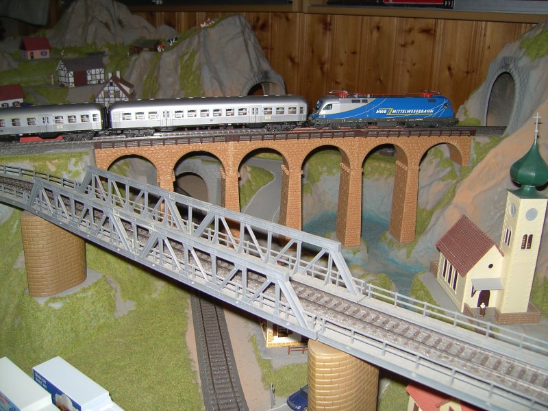 Der MWB Taurus mit Silberlingen auf dem Steinbogenviadukt.