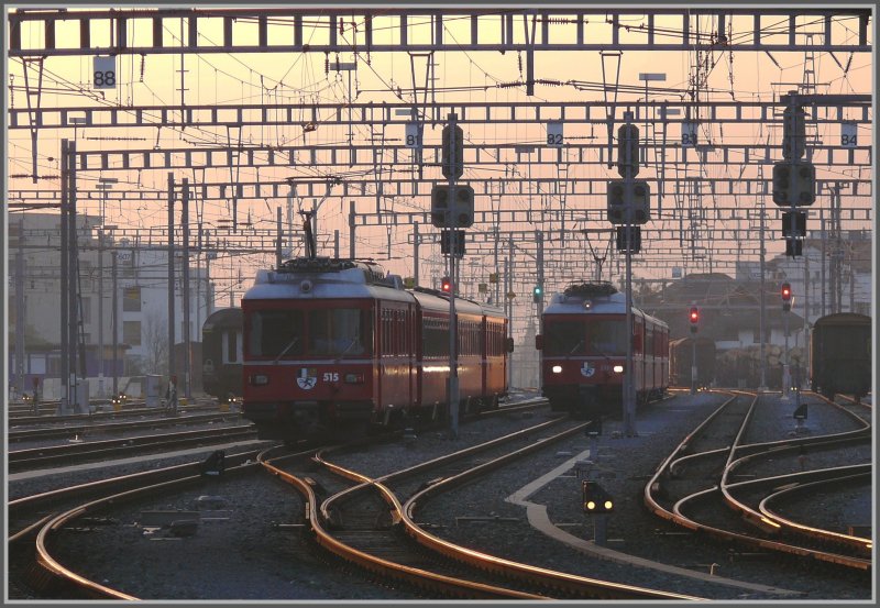 Der nach Thusis ausfahrende R1555 mit Be 4/4 515 begegnet dem einfahrenden R1554 von Rhzns mit Be 4/4 511. Chur westliches Bahnhofsvorfeld bei Sonnenuntergang um 16.49 Uhr. (28.10.2007)