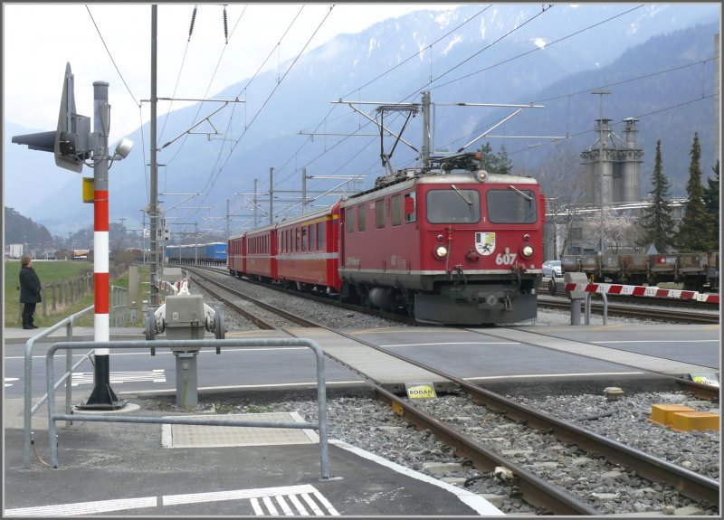Der nachmittgliche Lokpendel mit Ge 4/4 I 607 Surselva und Steuerwagen 1721 fhrt in Ems Werk ein. (01.04.2008)