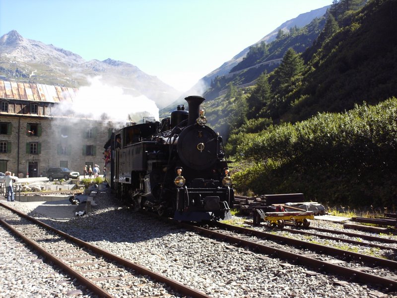 Der Nachmittagszug trifft von Realp her kommend in Gletsch ein. 02.09.2008