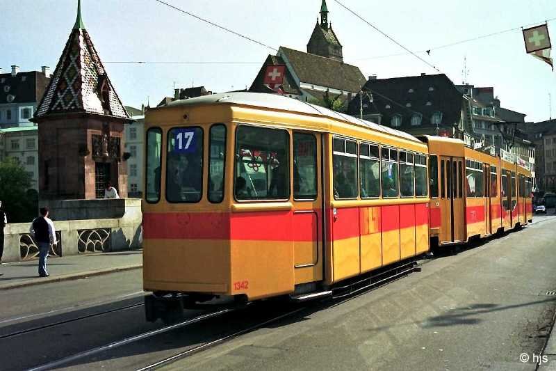 Der Nachschuss erlaubt einen Blick auf den B 1342 der BLT (Mittlere Brcke 9. Mai 2001). Die dreiachsigen Beiwagen der BLT wurden noch im August 2001 nach Belgrad abgegeben.