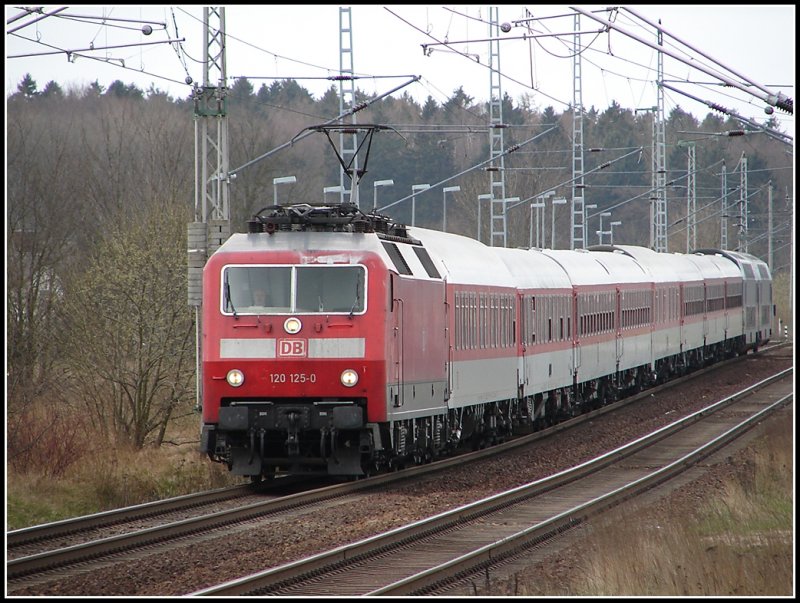 Der Nachtzug mit der 120 125-0  bei der durchfahrt des Bahnhofs Teschenhagen. In wenigen Minuten wird der Zug seinen vorletzten Halt in Bergan auf Rgen erreichen. 08.04.07