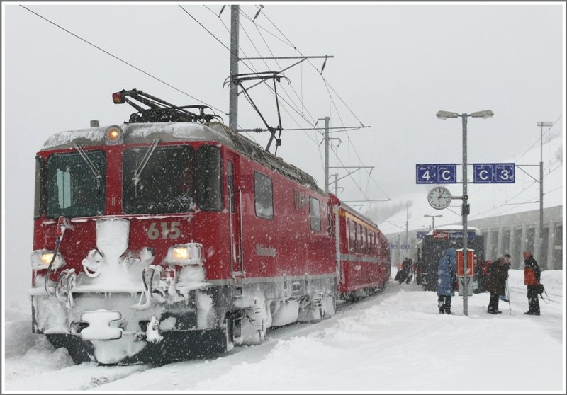 Der nchste Bahnhof Sagliains ist kein Bahnhof im eigentlichen Sinn, denn man kann keine Fahrkarte dorthin lsen, mann kann nicht zusteigen oder aussteigen in Sagliains. Der einzige Mittelperron dient lediglich zum Umsteigen Richtung Klosters, Scuol/Tarasp oder Susch. Ge 4/4 II 615  Klosters  hlt mit R1948 nach Scuol/Tarasp. Nebenan folgt RE1248 nach Klosters und Disentis. Rechts ist die Galerie der Autoverladestation des Vereinatunnels sichtbar. (17.02.2009)