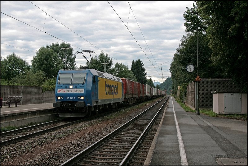 Der nchste Morgen war nicht wirklich schn als 185 518  Transped  mit einem DGS vom Brenner zur Ostseekste den Bahnhof Kiefersfelden durchfhrt. (09.07.2008)
